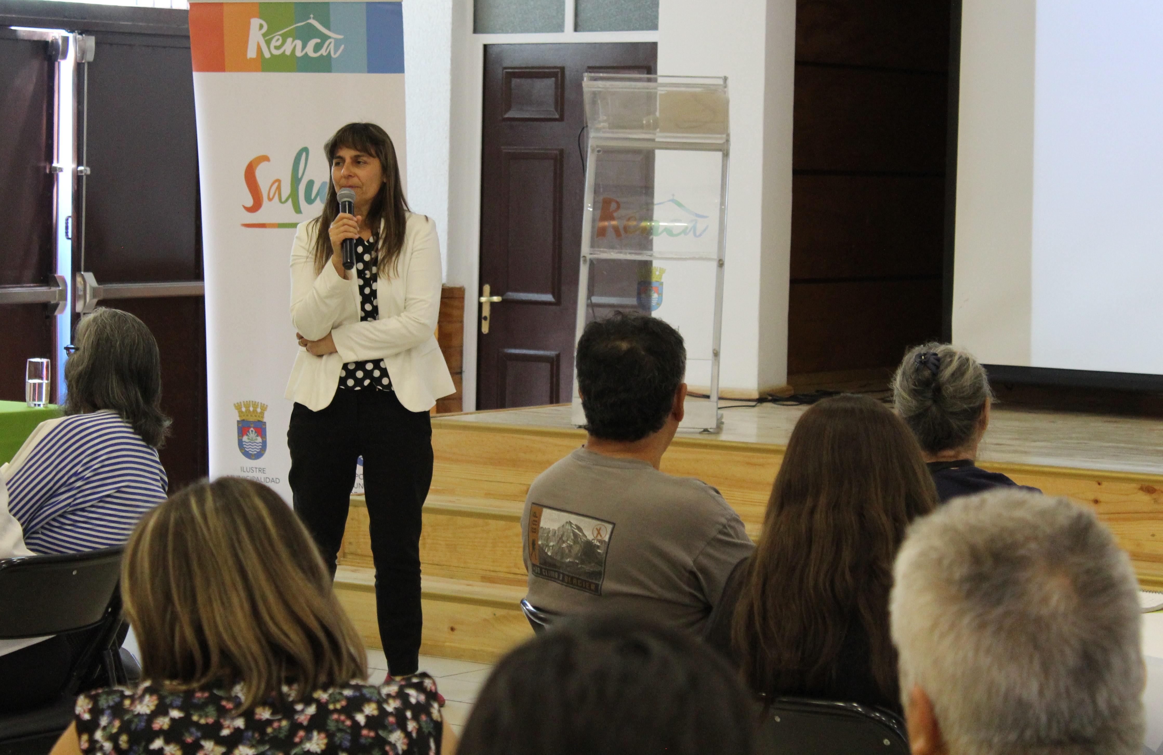 Verónica Iglesias, Directora de la Escuela de Salud Pública, explicó el proceso de reflexión, análisis y diseño de estrategias de acción que se han llevado a cabo en los cabildos.