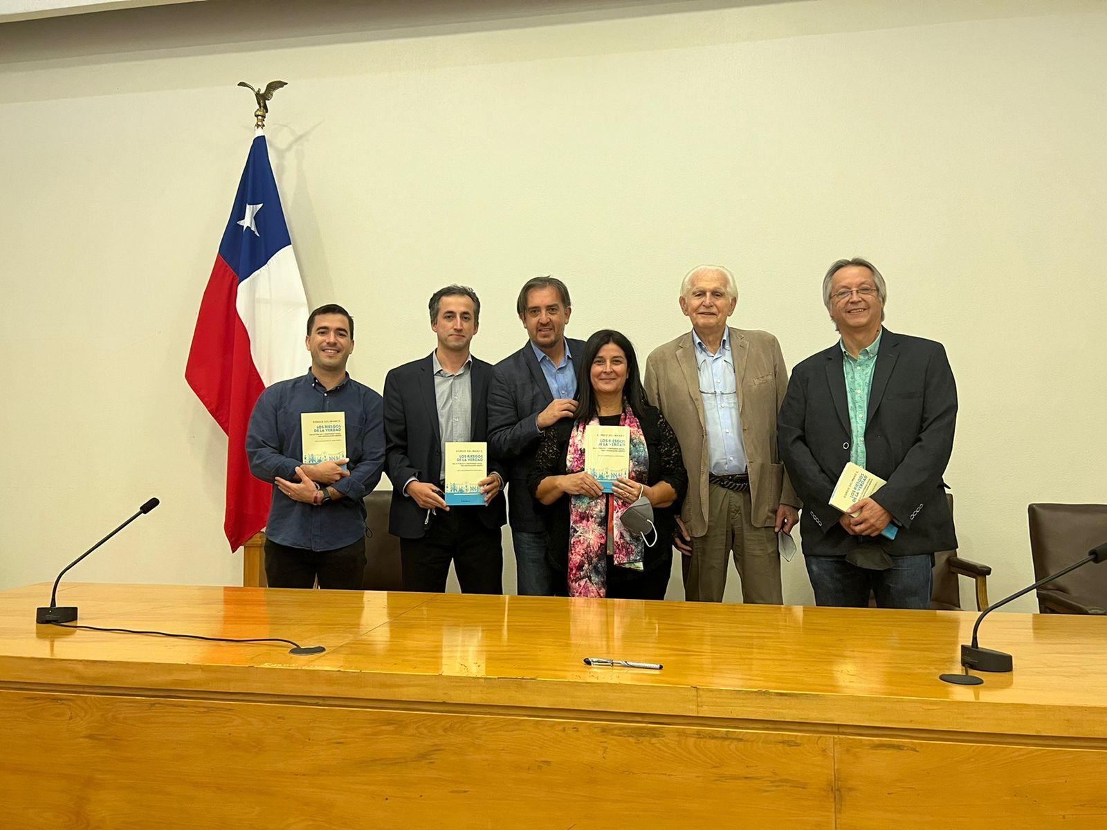 Académic@s de la Escuela de Salud Pública acompañaron al Dr. Giorgio Solimano en el lanzamiento de su nuevo libro.