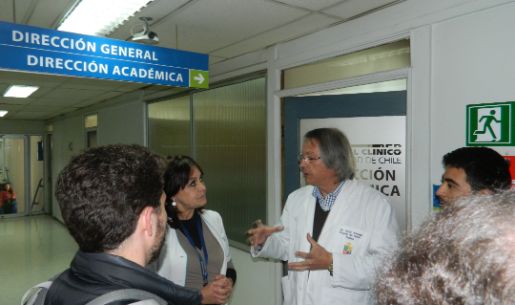 El Dr. Óscar Arteaga acompañó a los estudiantes a recorrer dependencias del Hospital Clínico UCh.