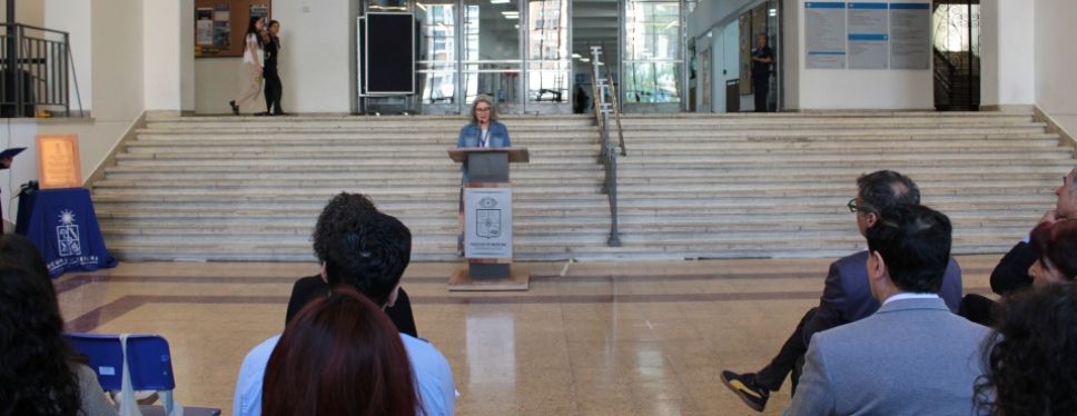 Reconocimiento a  Alejandra Fuentes-García en el marco de la Semana Internacional de la Universidad de Chile