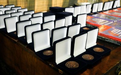 Medallas y libros como obsequio a los profesionales que se gradúan en Salud Pública.