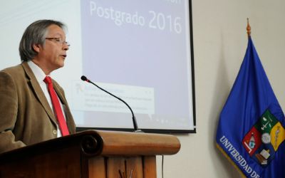 Dr. Óscar Arteaga, director ESP, preparó discurso para los egresados.