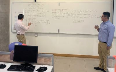 Cristian Olivares de la Facultad de Economía y Negocios y Sebastián Moreno, parte del equipo de la consultora que apoya la implementación de SAP, Easy Training Choice. Cristian Olivares de la Facultad de Economía y Negocios y Sebastián Moreno, parte del equipo de la consultora que apoya la implementación de SAP, Easy Training Choice.